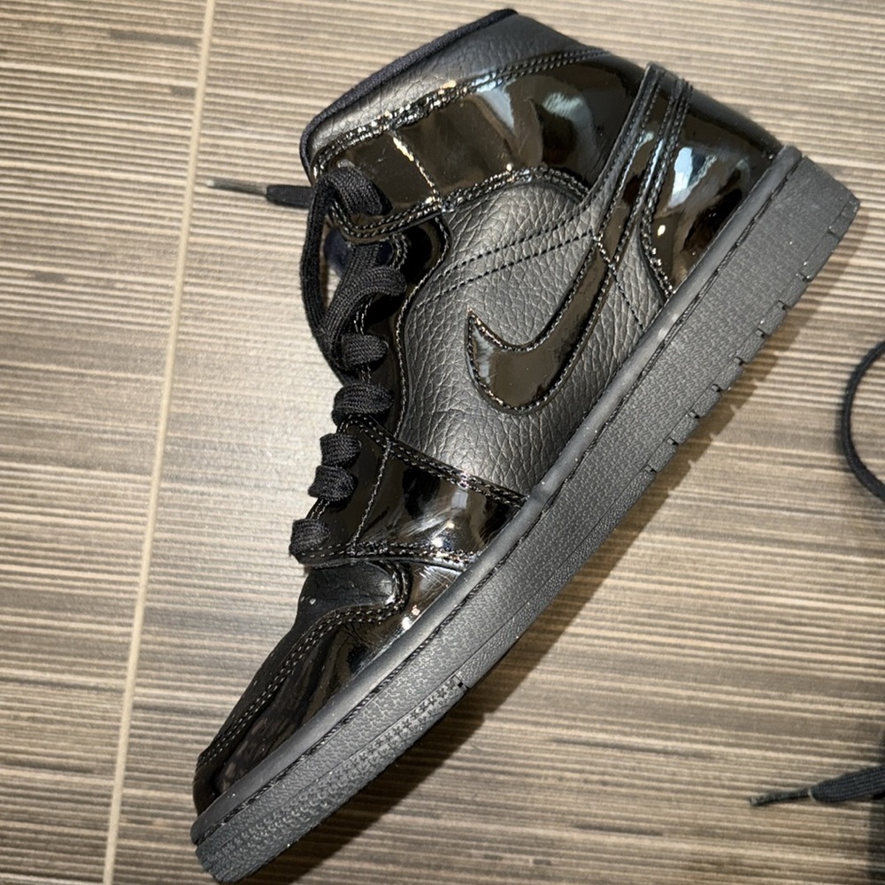 Jordan 1 Mid Patent - Picture 8 of 11